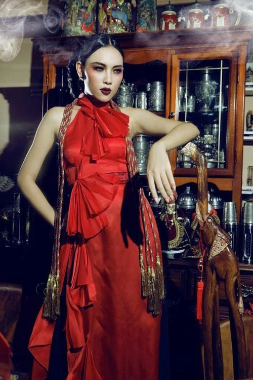 Diệu huyền lạnh lùng với áo dài tóc tết