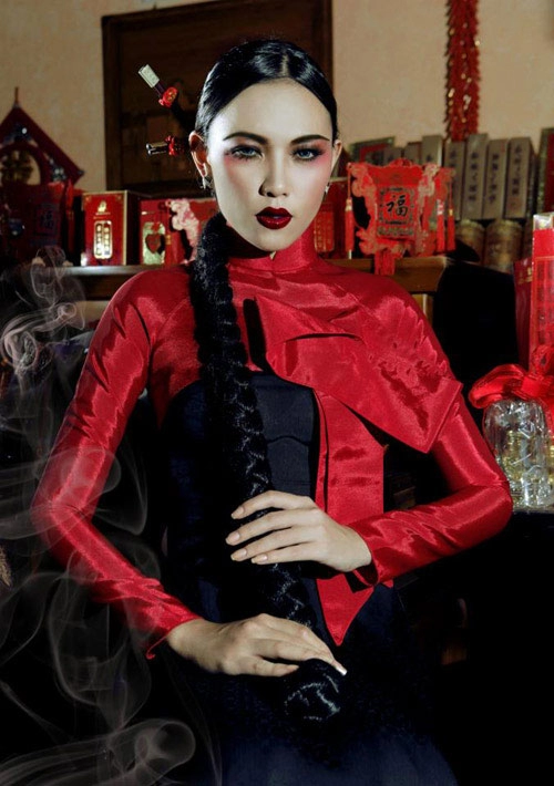 Diệu huyền lạnh lùng với áo dài tóc tết