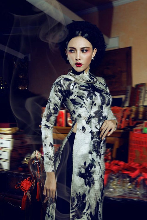 Diệu huyền lạnh lùng với áo dài tóc tết