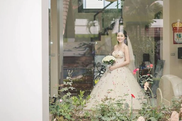 Đinh ngọc diệp hay thúy diễm là cô dâu có chiếc váy cưới khủng nhất 2016