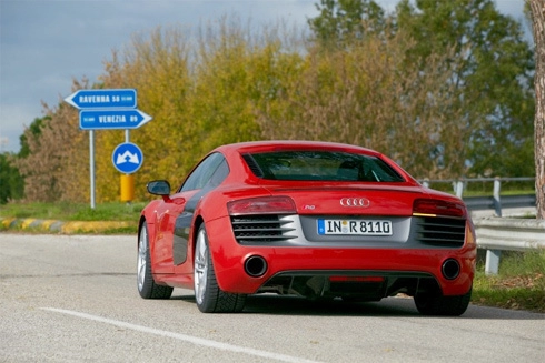  đoàn siêu xe audi r8 thách thức ferrari 