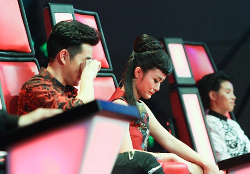 Đông nhi khóc nấc vì học trò the voice kids bị chỉ trích