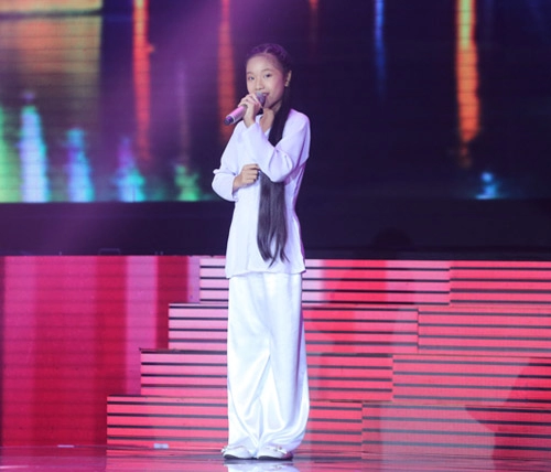 Đông nhi khóc nấc vì học trò the voice kids bị chỉ trích