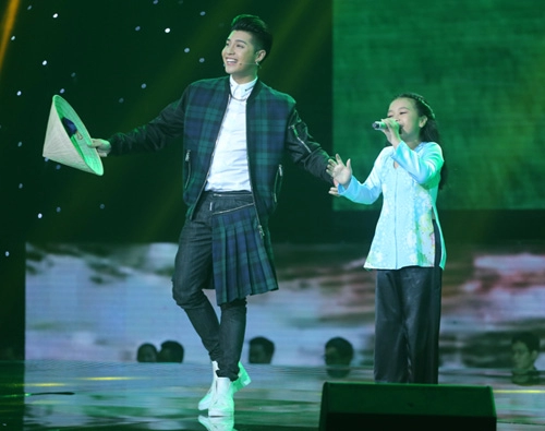 Đông nhi khóc nấc vì học trò the voice kids bị chỉ trích