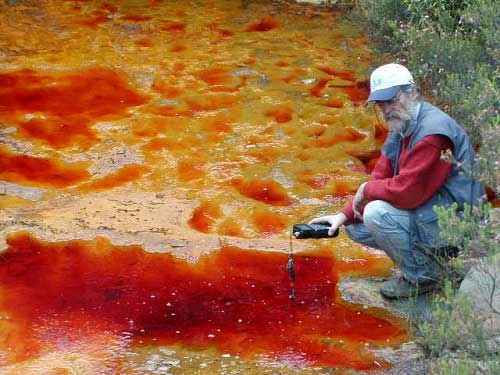 dòng sông máu kỳ lạ ở tây ban nha