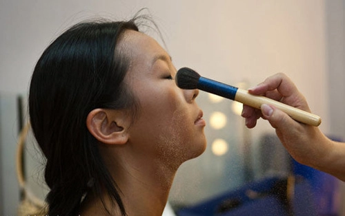 Đột nhập hậu trường chụp hình khỏa thân