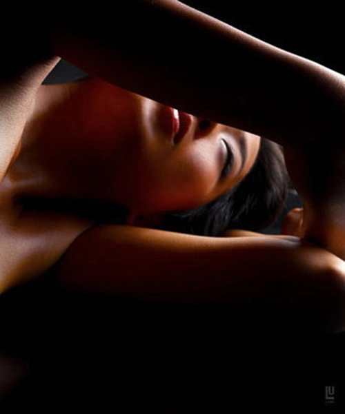Đột nhập hậu trường chụp hình khỏa thân