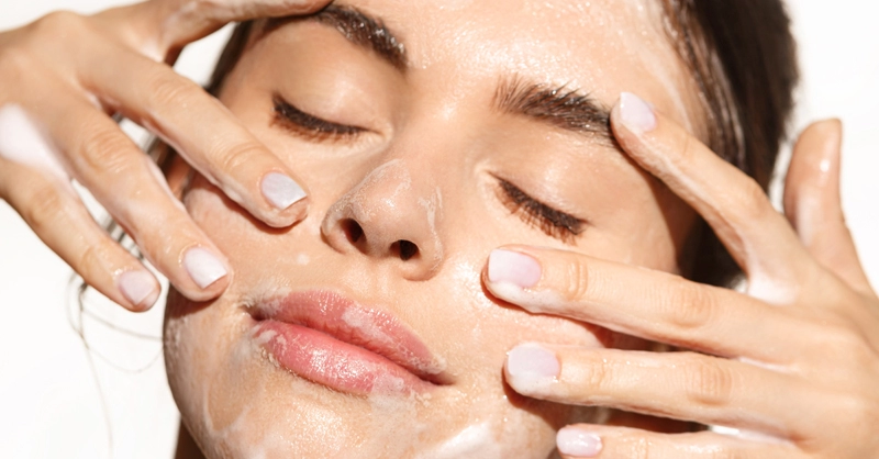 Dùng gel rửa mặt dịu nhẹ muốn giảm mụn nàng chọn sản phẩm có bộ 3 axit an toàn với làn da