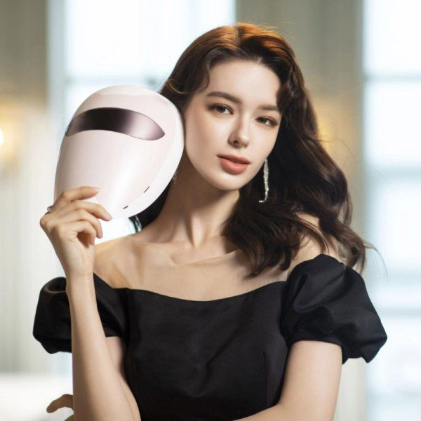 Dưỡng da bằng chiếc mặt nạ như người máy hội mỹ nhân từ á sang âu chống già tăng sinh collagen cho da