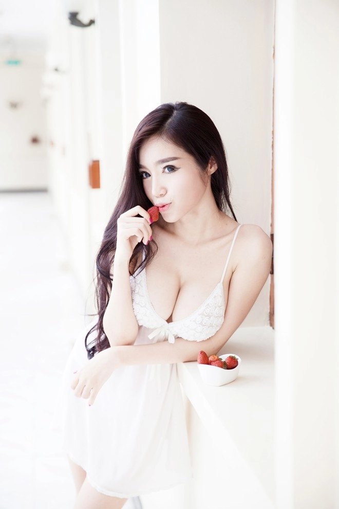Elly trần lại mong manh váy ngủ