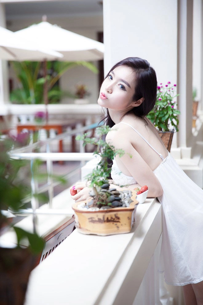 Elly trần lại mong manh váy ngủ