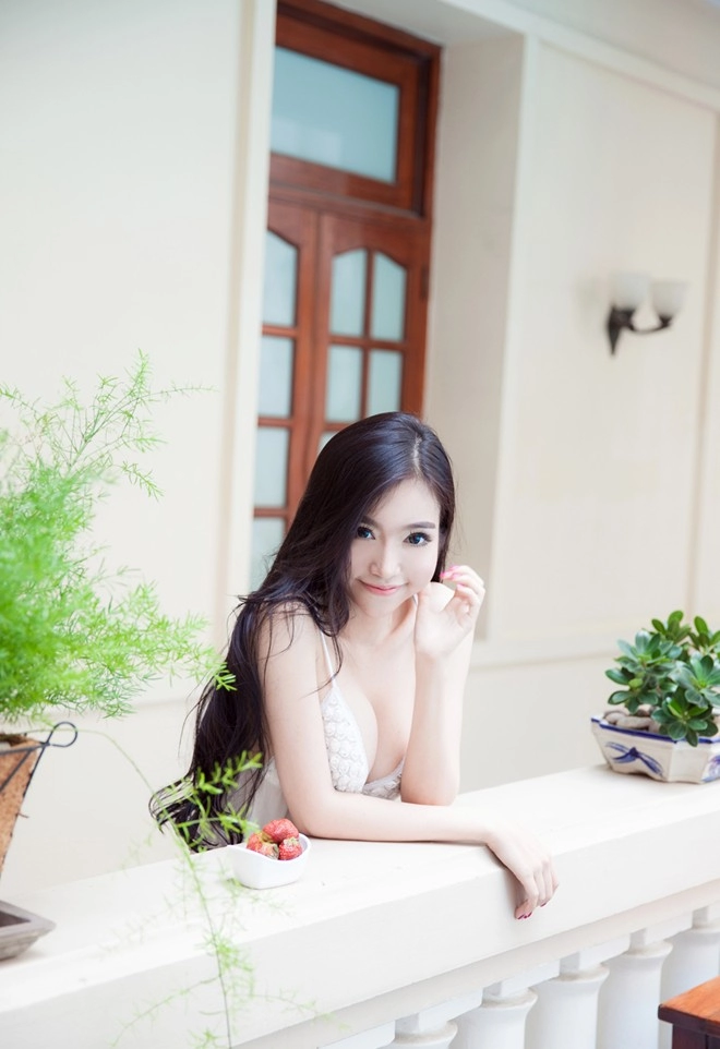 Elly trần lại mong manh váy ngủ