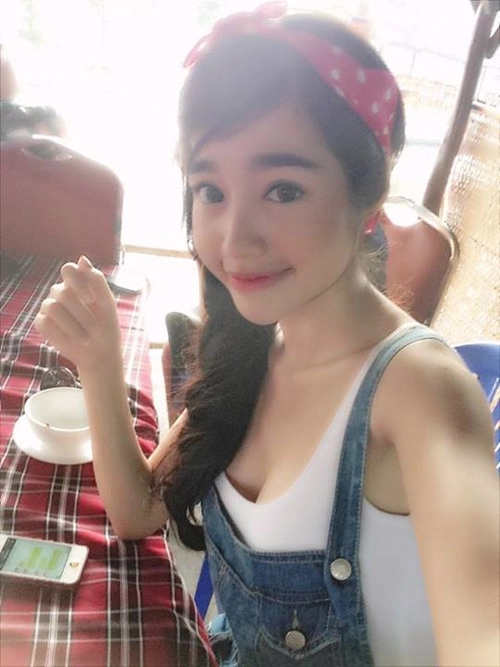 Elly trần mặc váy cổ chữ u nhức mắt
