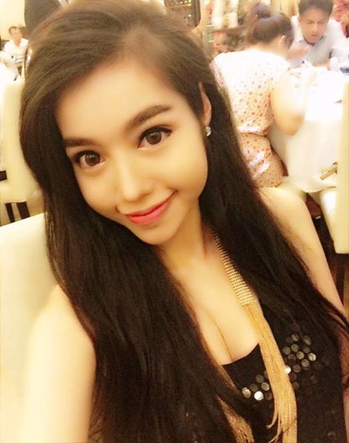 Elly trần mặc váy cổ chữ u nhức mắt