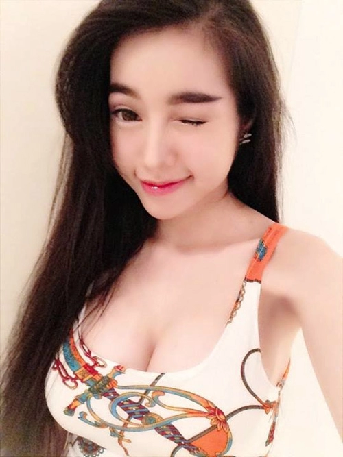 Elly trần mặc váy cổ chữ u nhức mắt