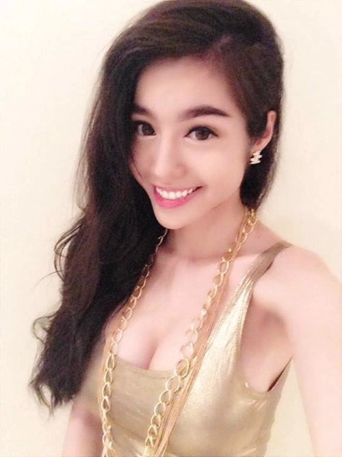 Elly trần mặc váy cổ chữ u nhức mắt