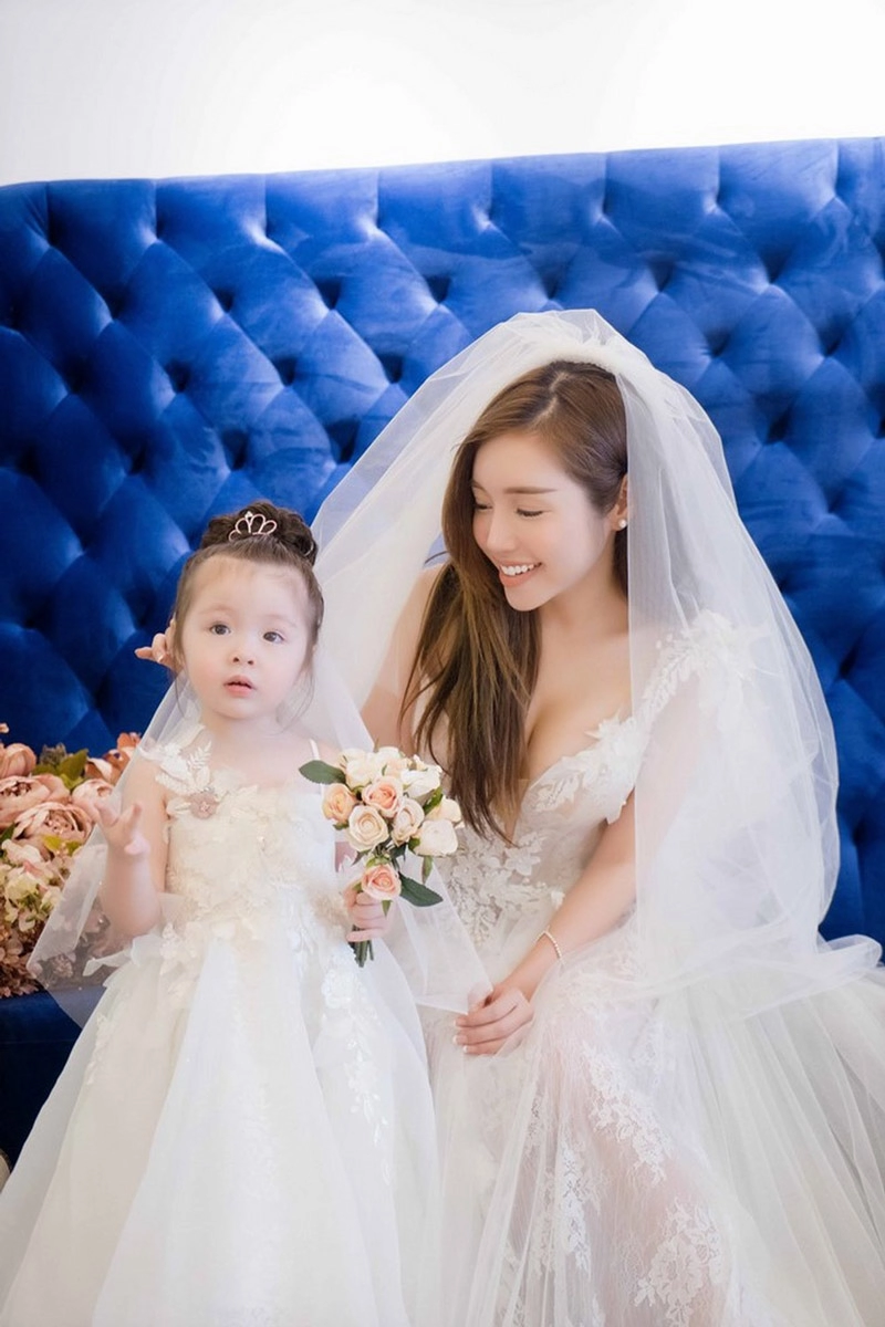 Elly trần tung ảnh mặc váy cưới lộng lẫy cùng hai con hút fan rầm rầm