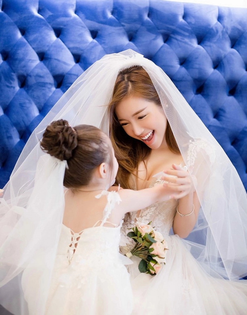 Elly trần tung ảnh mặc váy cưới lộng lẫy cùng hai con hút fan rầm rầm