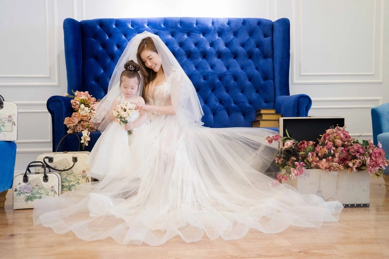 Elly trần tung ảnh mặc váy cưới lộng lẫy cùng hai con hút fan rầm rầm