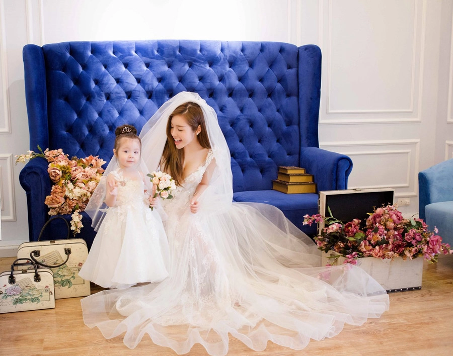 Elly trần tung ảnh mặc váy cưới lộng lẫy cùng hai con hút fan rầm rầm