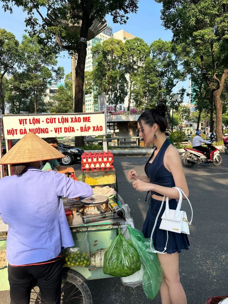 Fans hỏi nghĩ gì về việc khoe đồ hiệu á hậu ở penthous trả lời thông minh tiện khoe thứ đắt giá