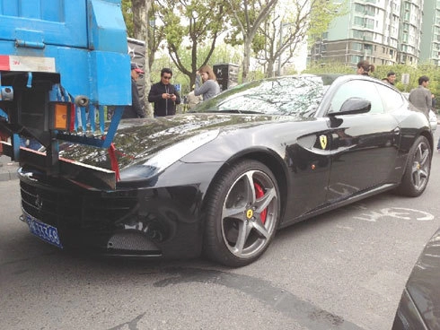  ferrari ff hôn xe tải trên làn đường xe đạp 