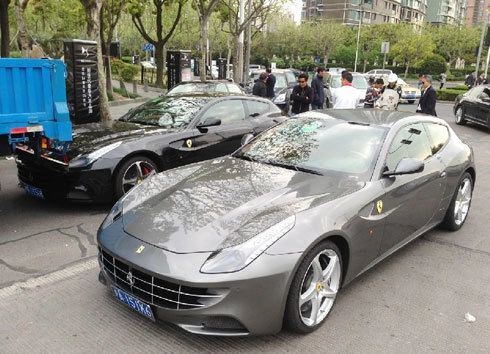  ferrari ff hôn xe tải trên làn đường xe đạp 