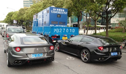  ferrari ff hôn xe tải trên làn đường xe đạp 