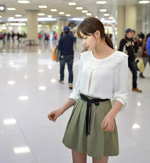 Giấu vòng 1 khiêm tốn với sơ mi không cổ