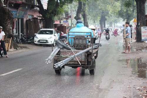 Hà nội thêm một người chết vì bị tôn trên xe thô sơ cứa cổ