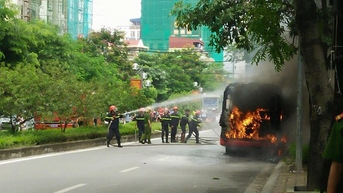 Hà nội xe bus bốc cháy dữ dội khi đang lưu thông