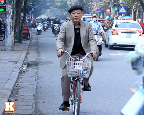 Hà nội xe ôm bảo vệ đều thanh lịch với vest