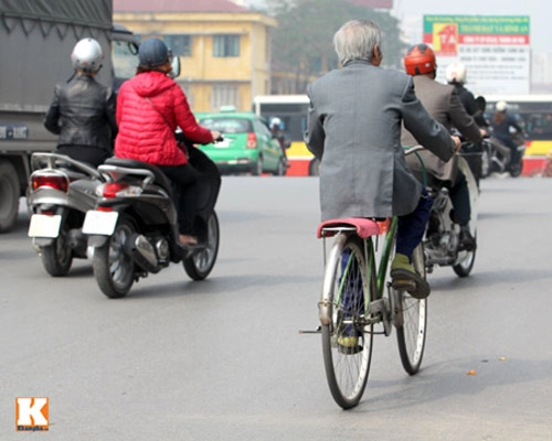 Hà nội xe ôm bảo vệ đều thanh lịch với vest