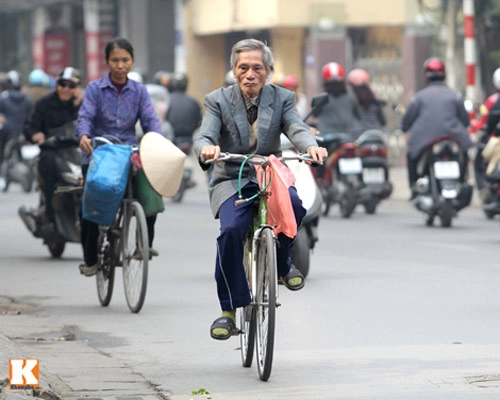 Hà nội xe ôm bảo vệ đều thanh lịch với vest