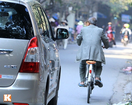 Hà nội xe ôm bảo vệ đều thanh lịch với vest