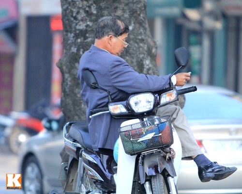 Hà nội xe ôm bảo vệ đều thanh lịch với vest