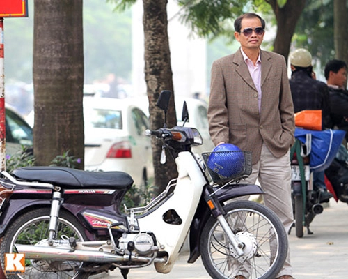 Hà nội xe ôm bảo vệ đều thanh lịch với vest