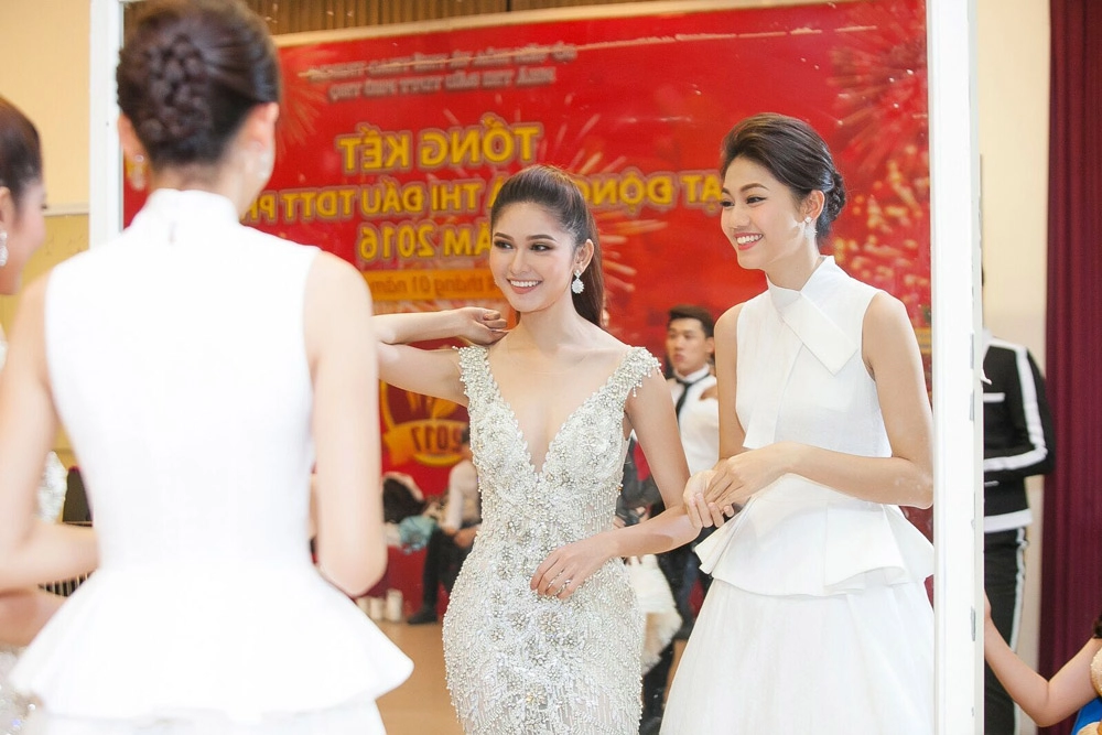 Hai nàng á hậu việt nam cùng nhau làm náo loạn sàn catwalk