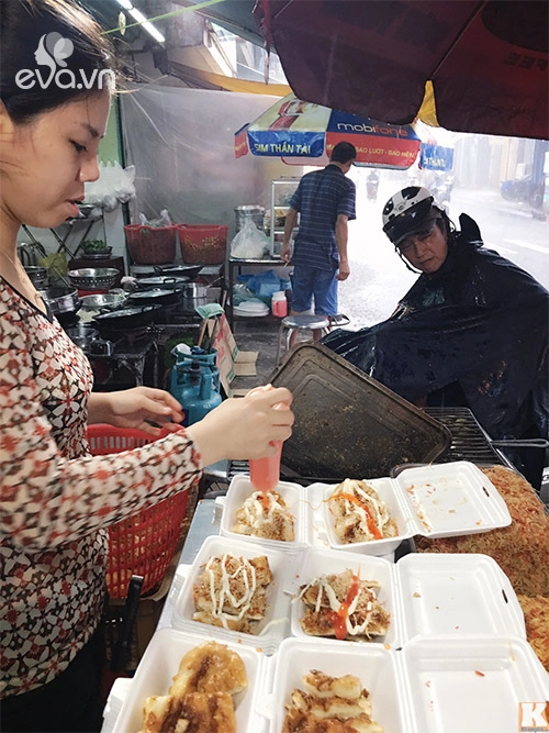 Hàng bánh mì nướng muối ớt ngon nhất sài gòn ngày bán chơi cũng được 300 ổ