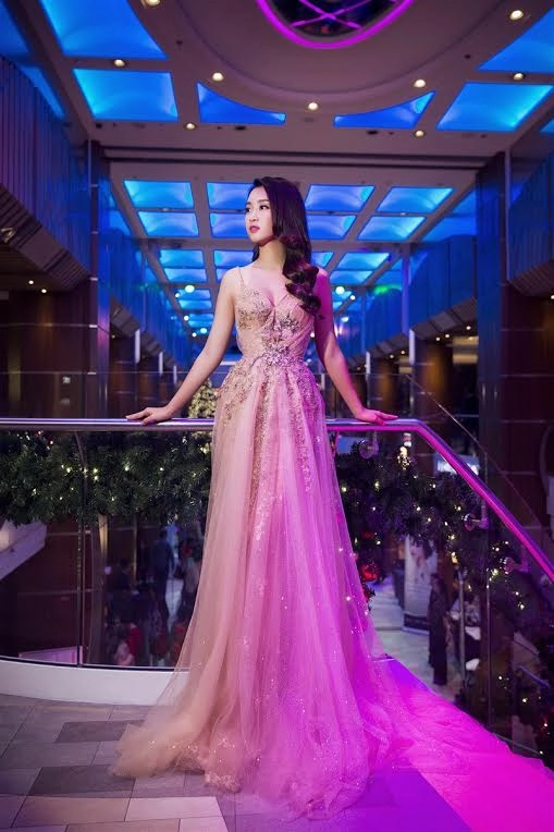 Hh mỹ linh lại đốn tim fans bằng vẻ đẹp không thể chối từ