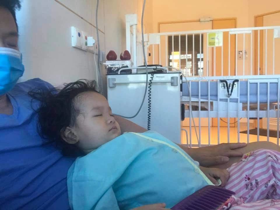 Hình ảnh xinh xắn của bé gái 2 tuổi mắc bệnh nặng phải ra nước ngoài cầu cứu bác sĩ