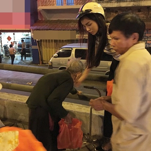 Hoa hậu kỳ duyên đi xe máy phát quà cho người vô gia cư lúc nửa đêm