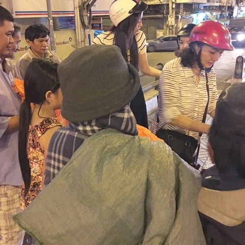 Hoa hậu kỳ duyên đi xe máy phát quà cho người vô gia cư lúc nửa đêm