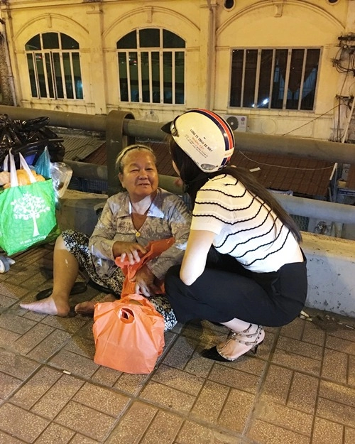 Hoa hậu kỳ duyên đi xe máy phát quà cho người vô gia cư lúc nửa đêm