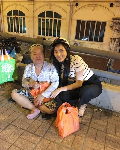 Hoa hậu kỳ duyên đi xe máy phát quà cho người vô gia cư lúc nửa đêm