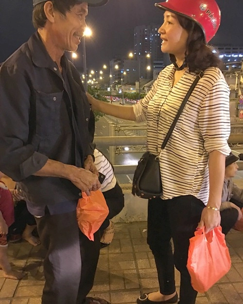 Hoa hậu kỳ duyên đi xe máy phát quà cho người vô gia cư lúc nửa đêm