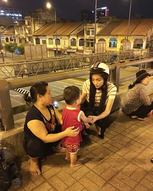 Hoa hậu kỳ duyên đi xe máy phát quà cho người vô gia cư lúc nửa đêm