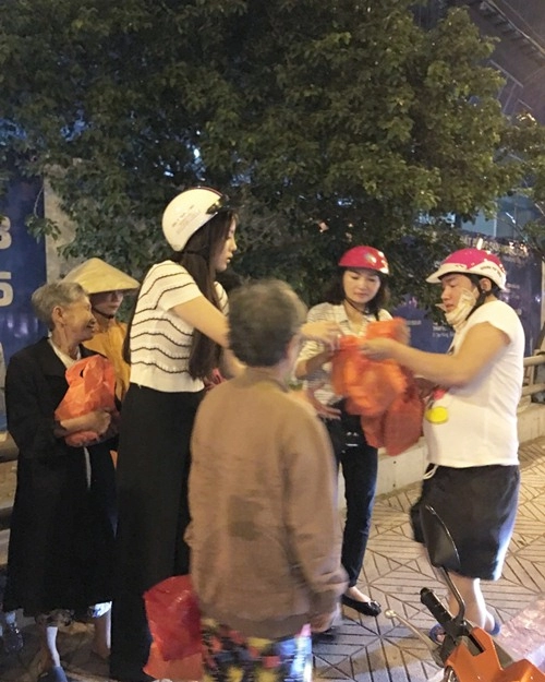 Hoa hậu kỳ duyên đi xe máy phát quà cho người vô gia cư lúc nửa đêm