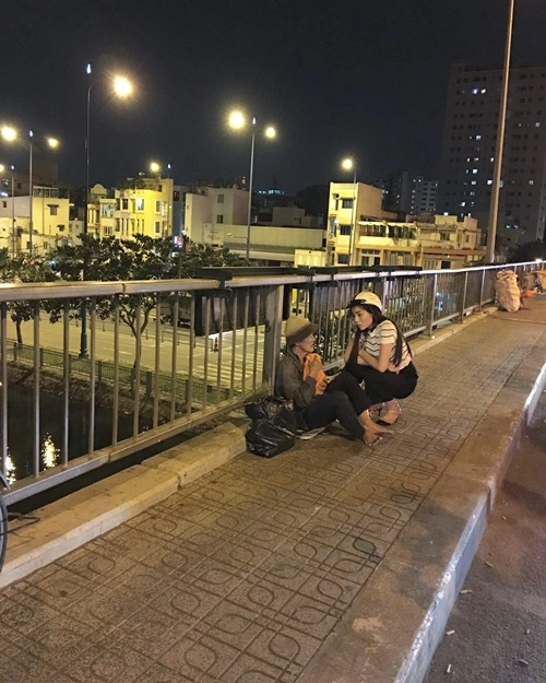 Hoa hậu kỳ duyên đi xe máy phát quà cho người vô gia cư lúc nửa đêm