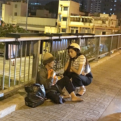 Hoa hậu kỳ duyên đi xe máy phát quà cho người vô gia cư lúc nửa đêm
